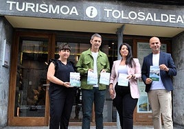 Alaitz Labaien, Andu Martínez de Rituerto, Azahara Domínguez e Iñigo García, tras la presentación de la nueva guía turística.