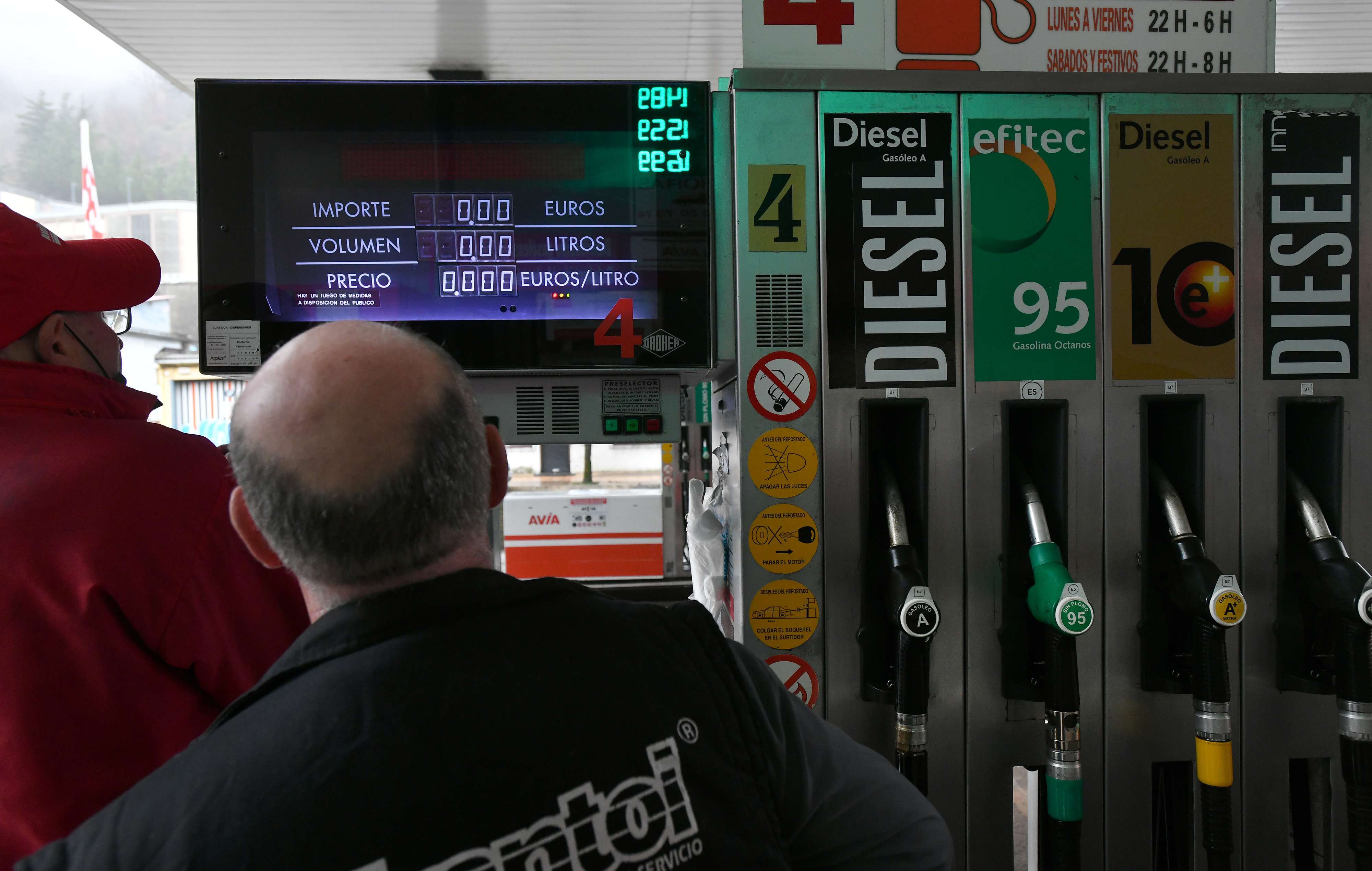 El carburante alcanza su precio más bajo desde abril en Gipuzkoa en plena 'operación salida'