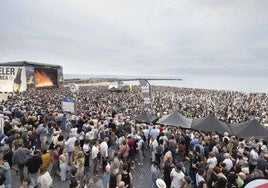 Show. La performance de la mallabiarra funcionó también en el ambiente 'festi-valero' de la Zurriola.