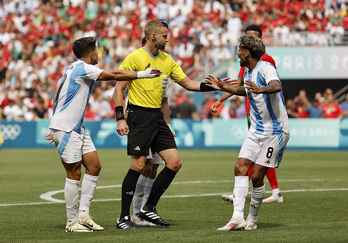 Los jugadores de Argentina se dirigen al árbitro durante el partido ante Marruecos