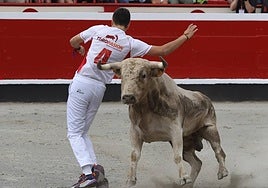 La plaza vibra con los recortadores en Azpeitia