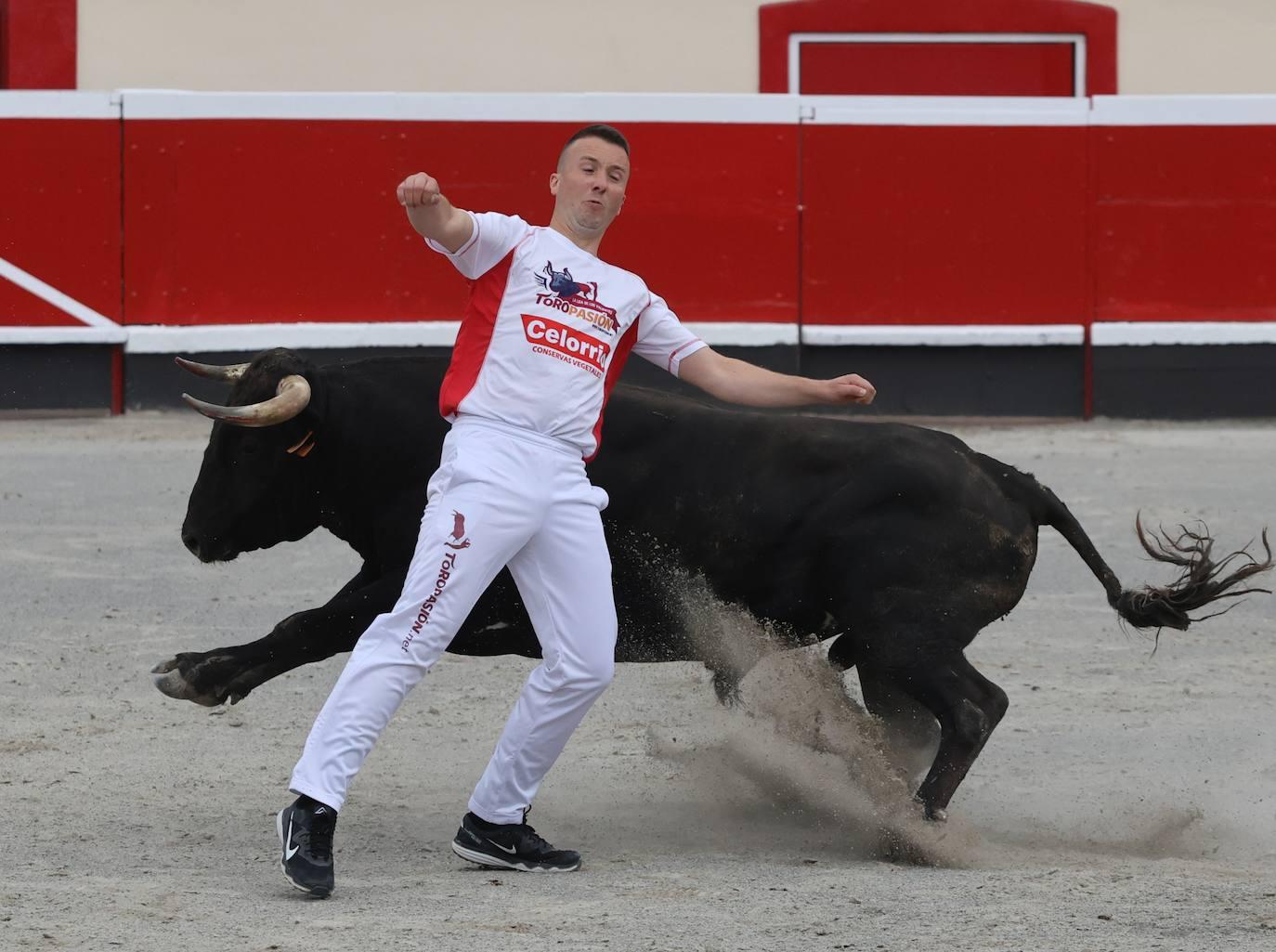 La plaza vibra con los recortadores en Azpeitia