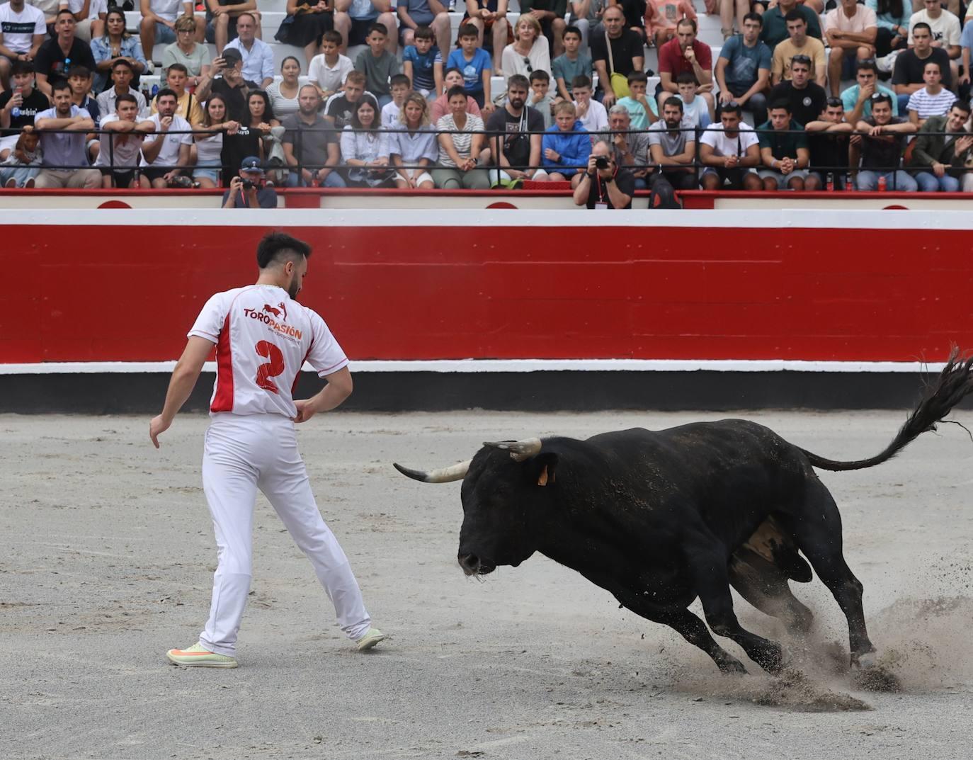 La plaza vibra con los recortadores en Azpeitia
