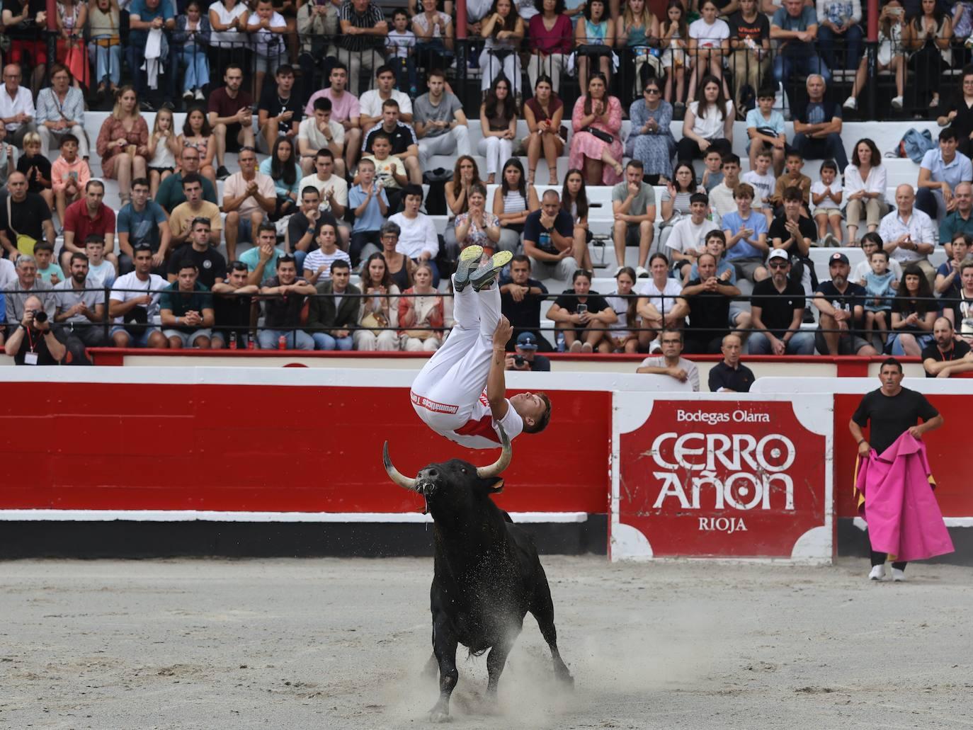 La plaza vibra con los recortadores en Azpeitia