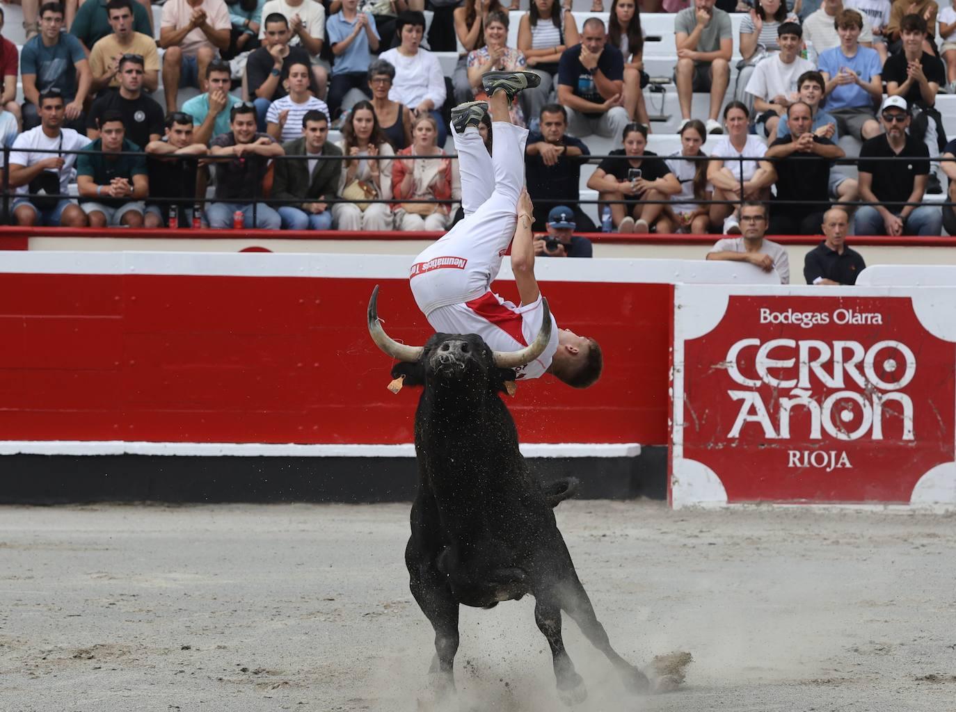 La plaza vibra con los recortadores en Azpeitia