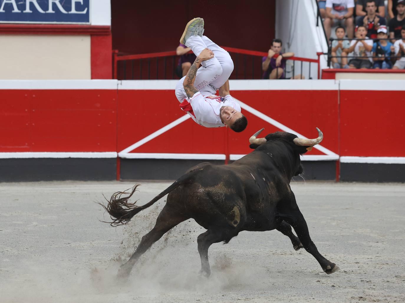 La plaza vibra con los recortadores en Azpeitia