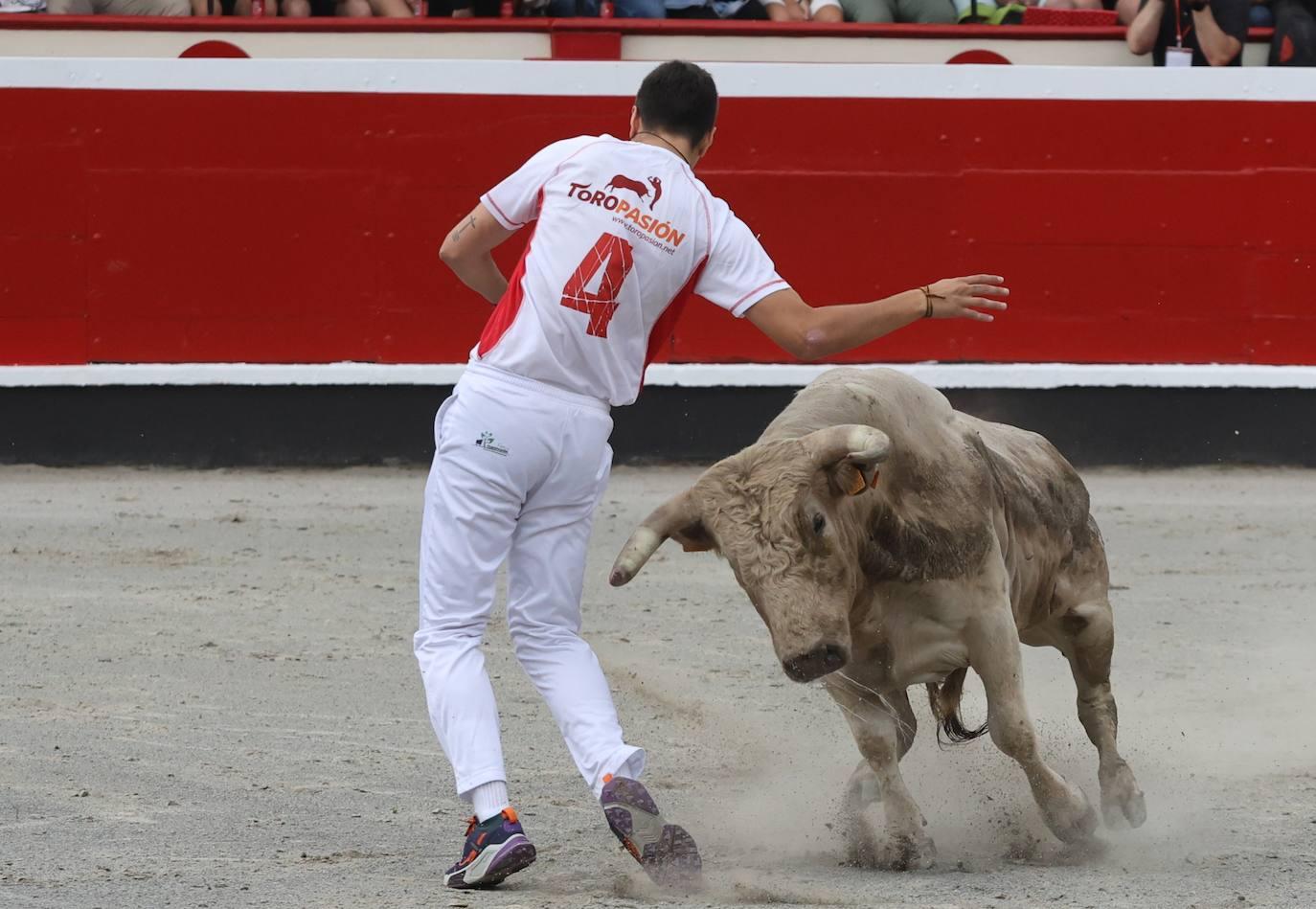 La plaza vibra con los recortadores en Azpeitia