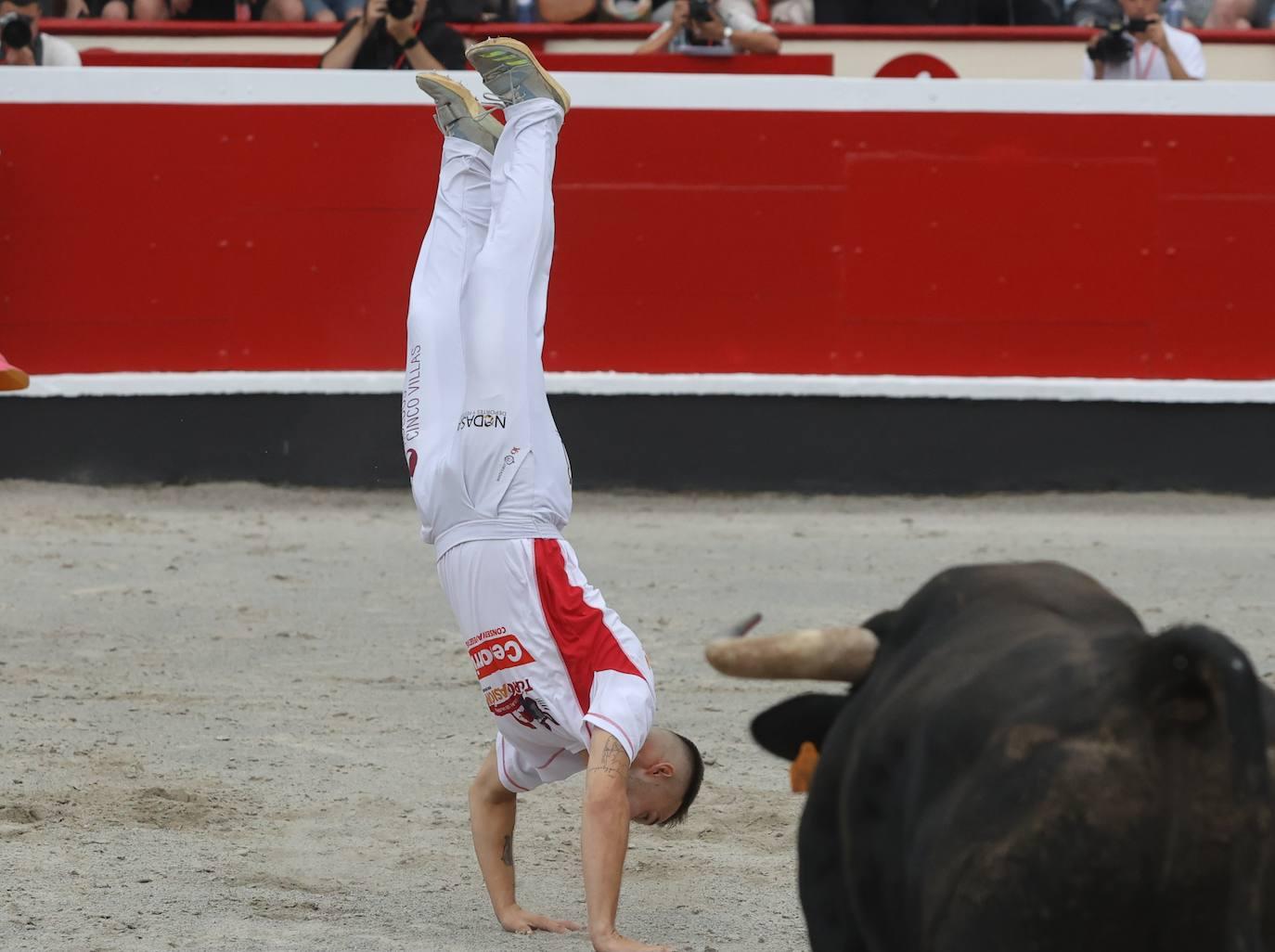 La plaza vibra con los recortadores en Azpeitia