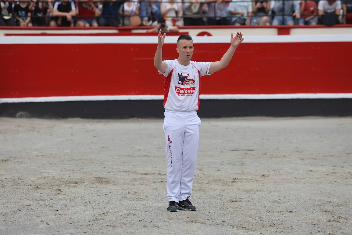 La plaza vibra con los recortadores en Azpeitia