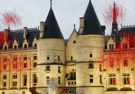 Los miembros de Gojira, en la fachada de La Conciergerie.