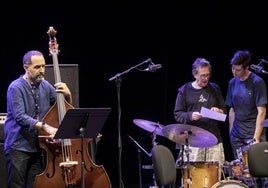 Zorn, en medio, con sus músicos, en la prueba de sonido.