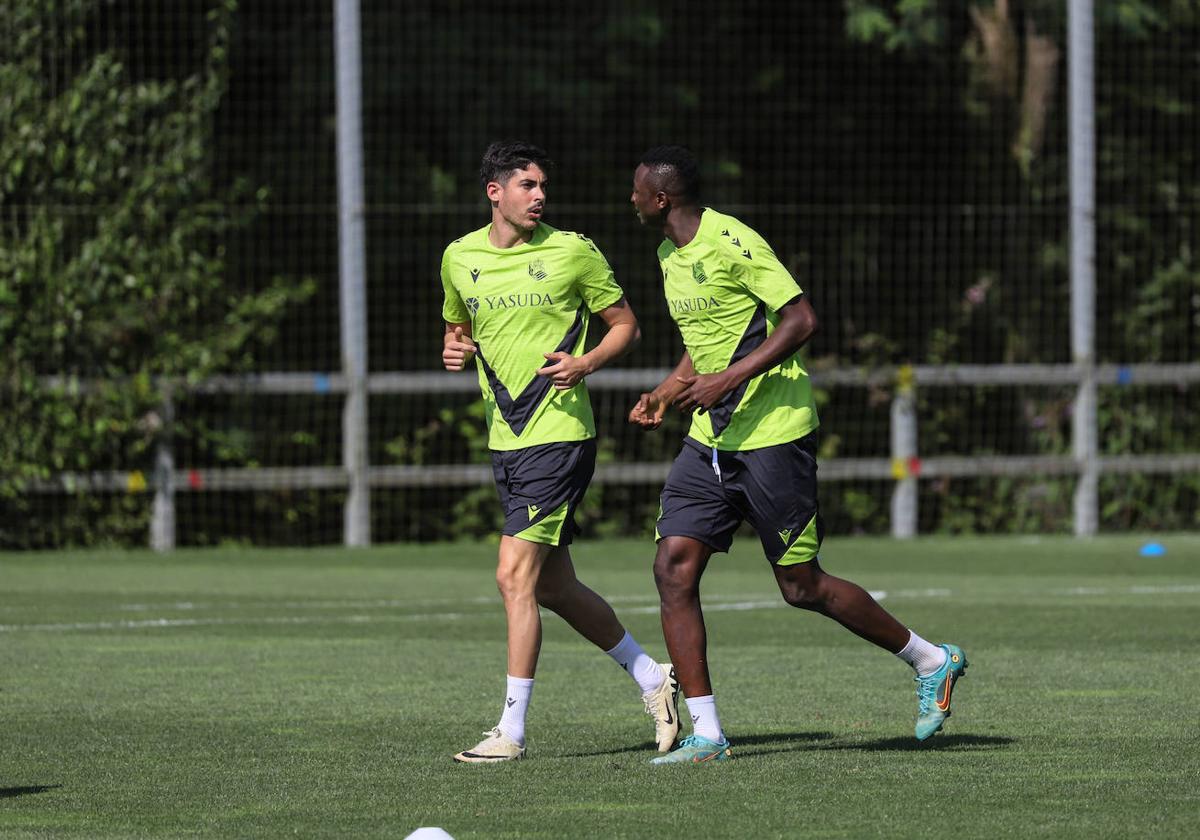 Carlos Fernández y Sadiq durante un entrenamiento en Zubieta