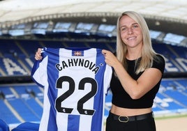 Cahynová posa con la camiseta de la Real en el Reale Arena en la que lucirá el dorsal 22.