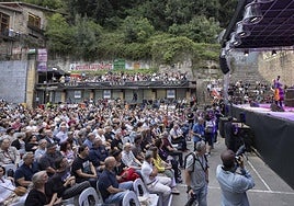 Conversación. El diálogo a dúo de John Scofield y Dave Holland mantuvo a la plaza atenta pero tímida.