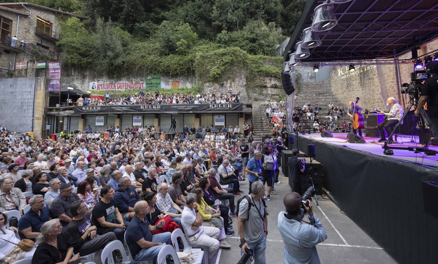Conversación. El diálogo a dúo de John Scofield y Dave Holland mantuvo a la plaza atenta pero tímida.