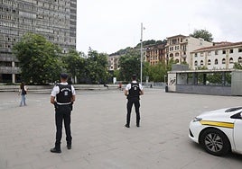 Dos agentes de la Guardia Municipal vigilan la plaza Blas de Lezo en Egia, frente al edificio de Tabakalera.