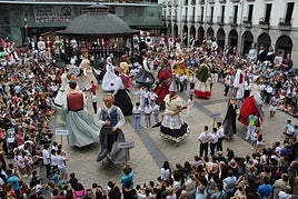 El concurso de bailes protagonizado por lo gigantes en la plaza congregó a numeroso público