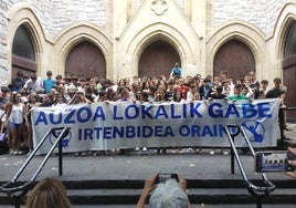 El grupo de tiempo libre Auskalo del Antiguo en plena protesta.