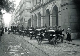 Coches oficiales esperando frente al Palacio Provincial.