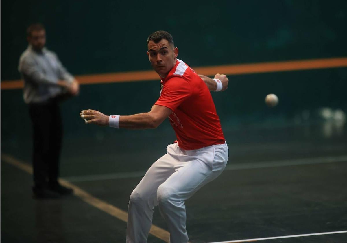 Erik Jaka recoge una pelota en el ancho.