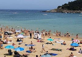 Agentes de la Ertzaintza permanecen junto al cuerpo, oculto tras un biombo, en Ondarreta.