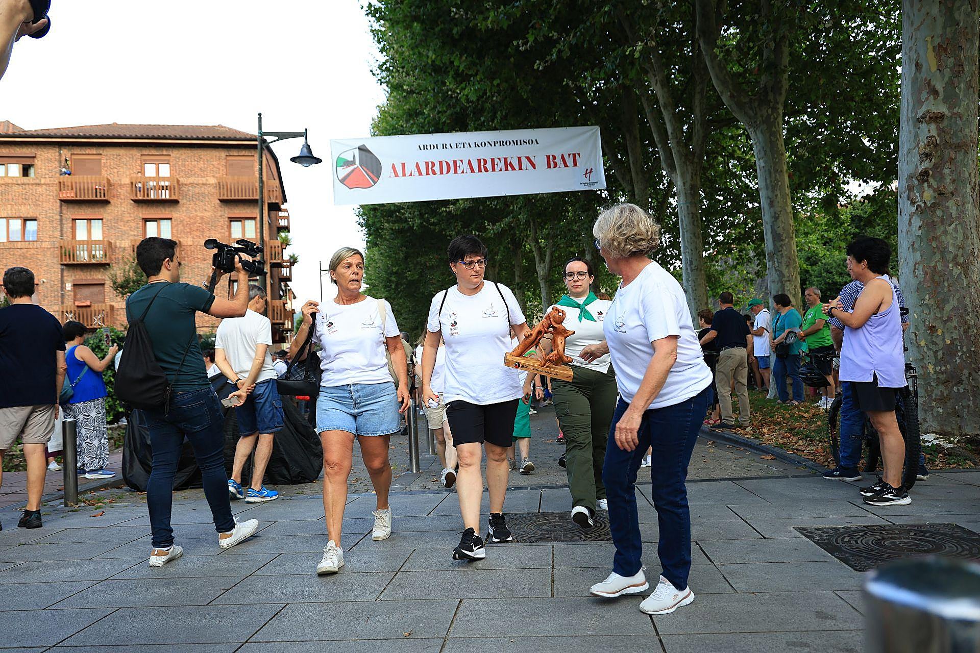 Cultural, familiar y de unión, así ha sido el &#039;Alardearekin Bat&#039; de Hondarribia