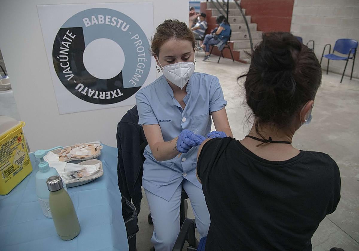 Las vacunas Covid ya no son los fármacos que más efectos secundarios provocan