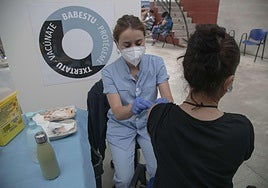 Las vacunas Covid ya no son los fármacos que más efectos secundarios provocan