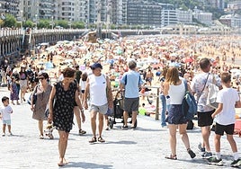 Las playas guipuzcoanas se han abarrotado de bañistas que han buscado refrescarse tras una jornada en la que se han superado los 35 grados.