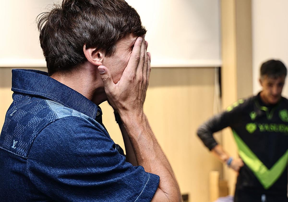 Robin Le Normand, emocionado, se tapa el rostro en su despedida con Imanol Alguacil de fondo.