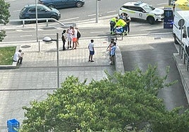 Los sanitarios atienden al ciclista herido frente a la rotonda del Ancla del barrio donostiarra de Bidebieta.