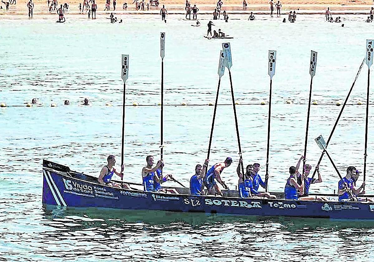La tripulación de Santurtzi alza los remos ayer en la bahía de Gorliz.