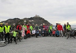 Posan en Donostia miembros de la Asociación Kalapie