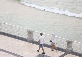 Los vecinos de Urretxu acuden a la piscina para huir del calor.