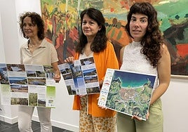 Jaione Azkona, Gloria Vazquez y Ainara Garcia con los nuevos folletos y con el plano háptico.