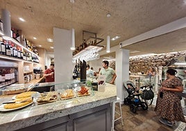 El bar Zumeltzegi ha abierto ya sus puertas tras la rehabilitación del local incendiado en febrero.