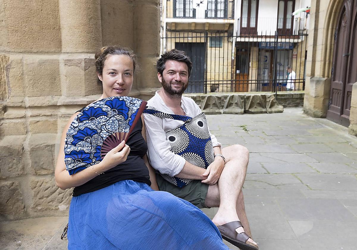 Axelle Schroeder y Tony Pelletier, antes de entrar en la Iglesia de San Vicente.