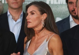 La Reina Letizia con los pendientes del modelo Rita de la donostiarra Bárbara Goenaga durante el Atlántida Mallorca Film Festival.