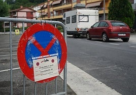 La señal recuerda a los conductores que no se podrá aparcar en Foru kalea a partir de hoy.