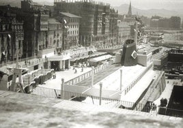 Panorámica de los puestos instalados en el puerto.