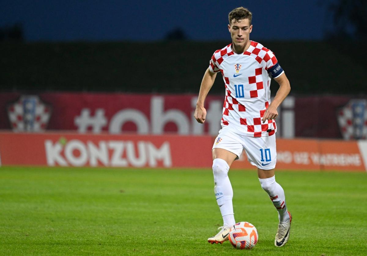 Sucic conduce un balón en un partido con la selección de Croacia.