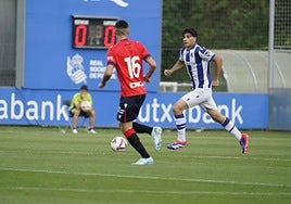 Jon Martin conduce el balón en el choque ante Osasuna.