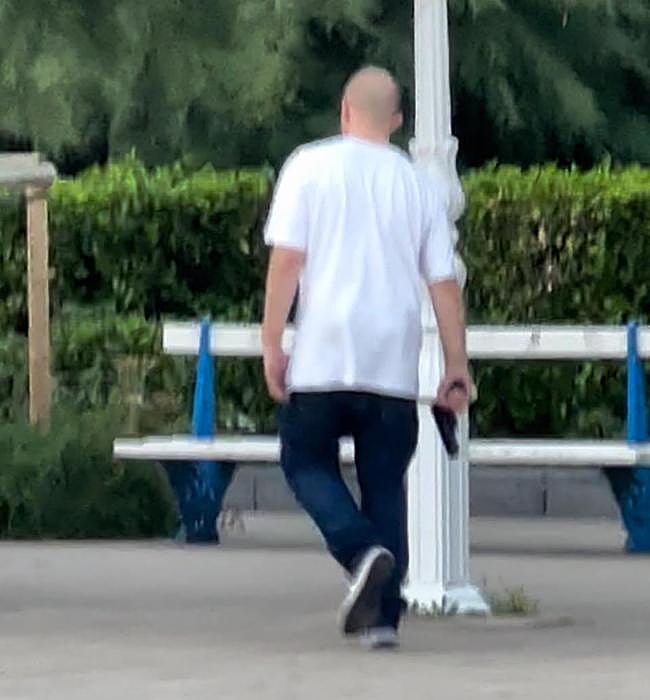 El joven detenido anoche en Alderdi Eder, de espaldas, con la pistola simulada