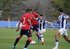 Zubeldia protege el balón ante la presión de los jugadores de Osasuna.