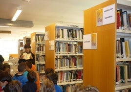 La biblioteca lleva años acercando a los niños a sus instalaciones con iniciativas como visitas escolares.