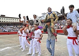 Daniel Luque, Morante y Juan Ortega salieron a hombros por la puerta grande de la plaza de toros de Azpeitia tras la corrida de ayer.