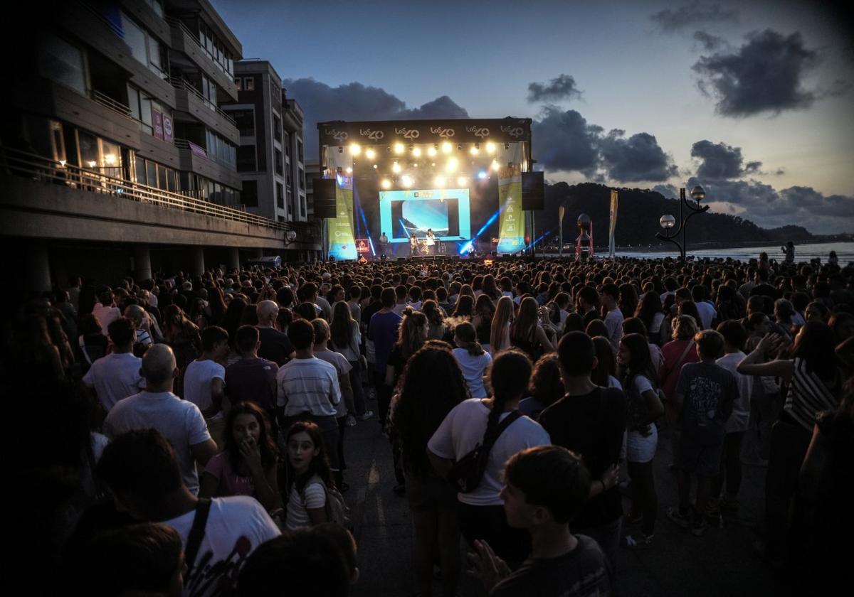 El malecón de Zarautz se llenó de público para ver las actuaciones de anoche.