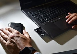 La modalidad de estafa empleada es la conocida como «Man in the Middle».