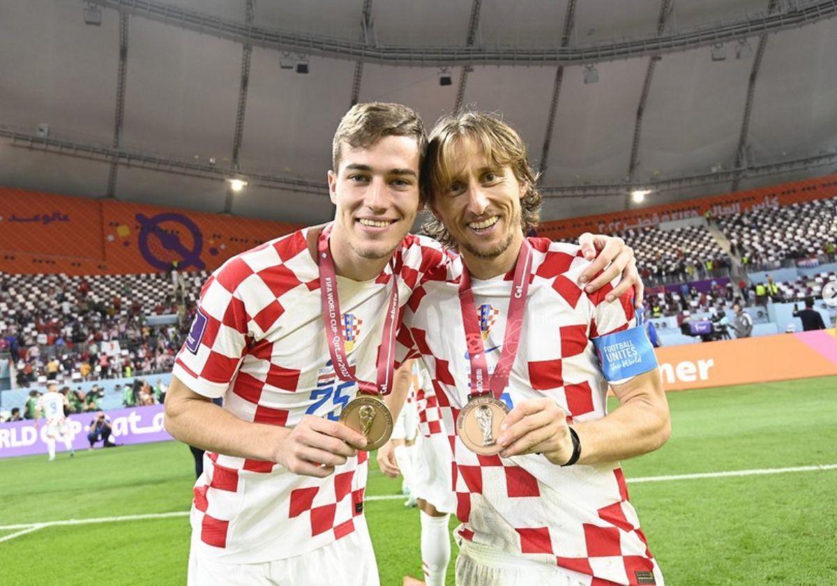 Luka Sucic, junto a Luka Modric con la medalla de bronce tras lograr el tercer puesto con Croacia en el Mundial de Catar.