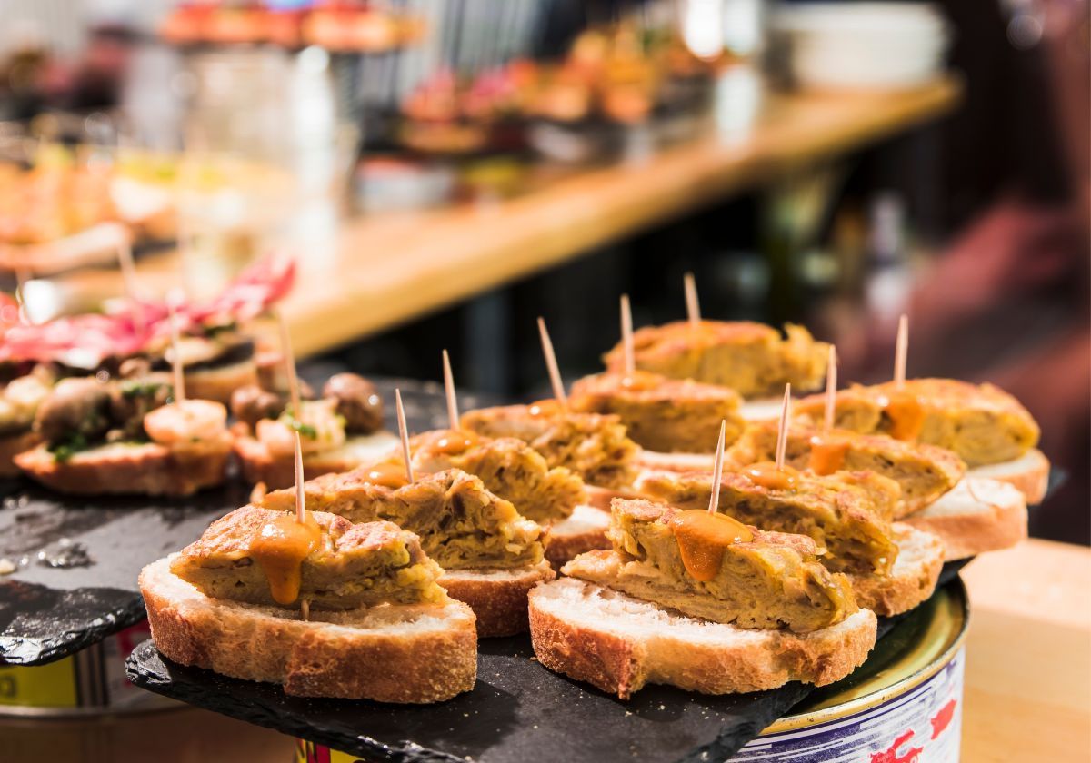 Imagen de archivo de una barra de pintxos en un bar.